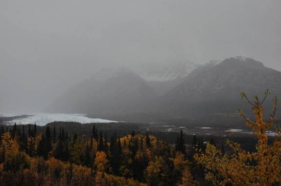 Uma colossal e fantástica geleira parece invadir o vale, no caminho entre Anchorage e Tok, no Alaska